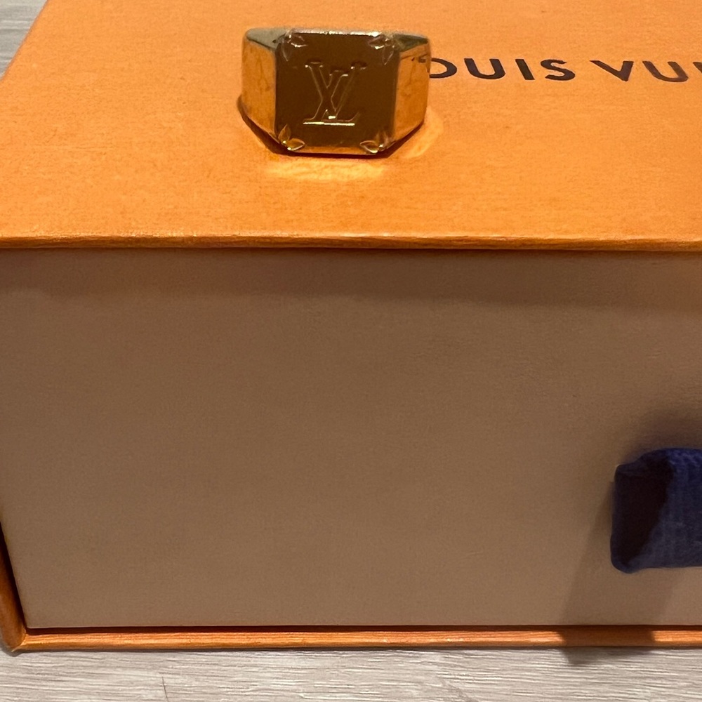 Louis Vuitton Men’s MONOGRAM SIGNET RING - Picture 5 of 7